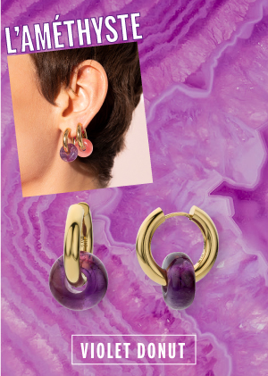 Cadre sur la pierre naturelle Améthyste avec une photo et des boucles d'oreilles avec un anneau en pierre naturelle