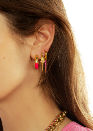 Oreille avec composition de boucles dans les tons roses bijoux et une boucle en forme de crocodile MYA BAY