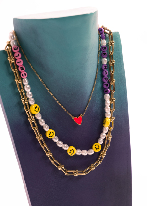 Buste coloré avec composition de colliers bijoux MYA BAY